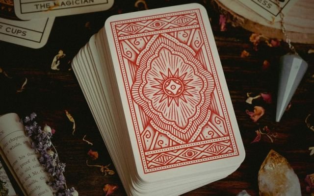 Boğa Yeniayı Tarot Ritüeli: 16 Mayıs 2026 İçin 5 Kartlık Niyet Açılımı